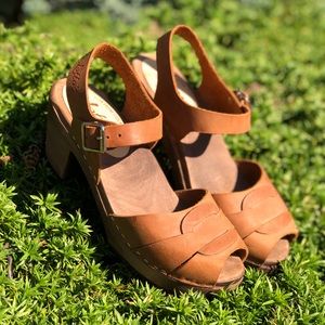 • Lotta Peep Toe Clogs •